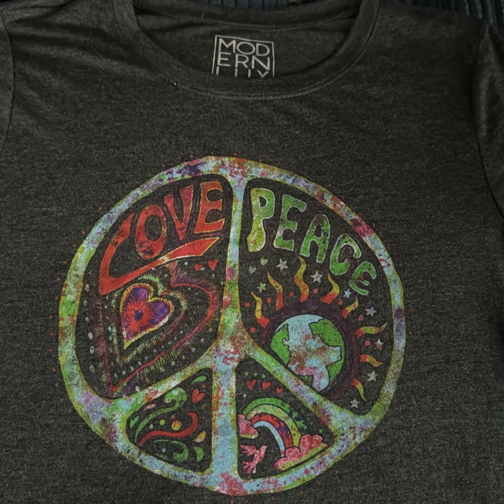Modernlux Peace Love Graphic T Size Medium. NWOT. - Picture 6 of 7